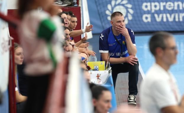 Salva Puig reflexivo al fondo, con Prades en primer término.